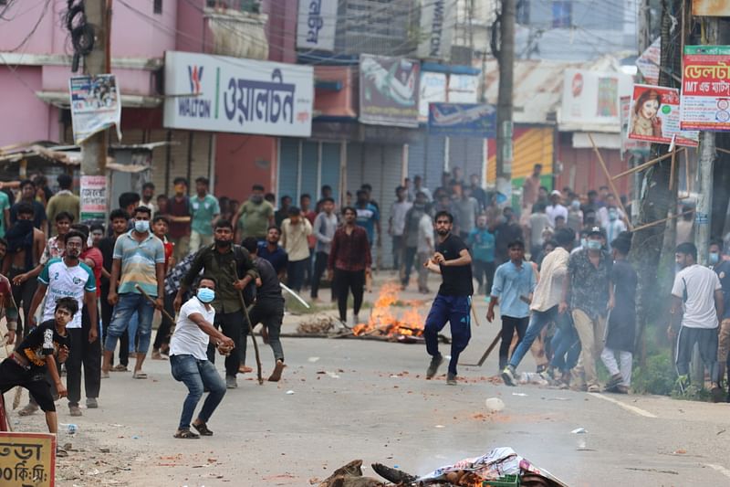 কুমিল্লা বিশ্ববিদ্যালয়ের আন্দোলনকারী শিক্ষার্থীরা ঢাকা-চট্টগ্রাম মহাসড়কের কুমিল্লার কোটবাড়ি মোড় নন্দনপুর এলাকায় পুলিশ, র‍্যাব, বিজিবির সঙ্গে সংঘর্ষে জড়িয়ে পড়ে। এ সময় শিক্ষার্থীরা সড়কে আগুন জ্বালিয়ে সড়ক অবরোধ করেন